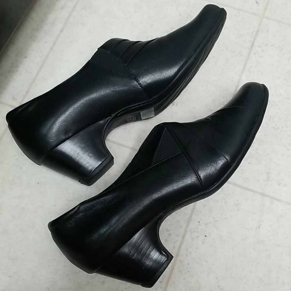 CLARKS Everyday leather slip on shoes kitten heel